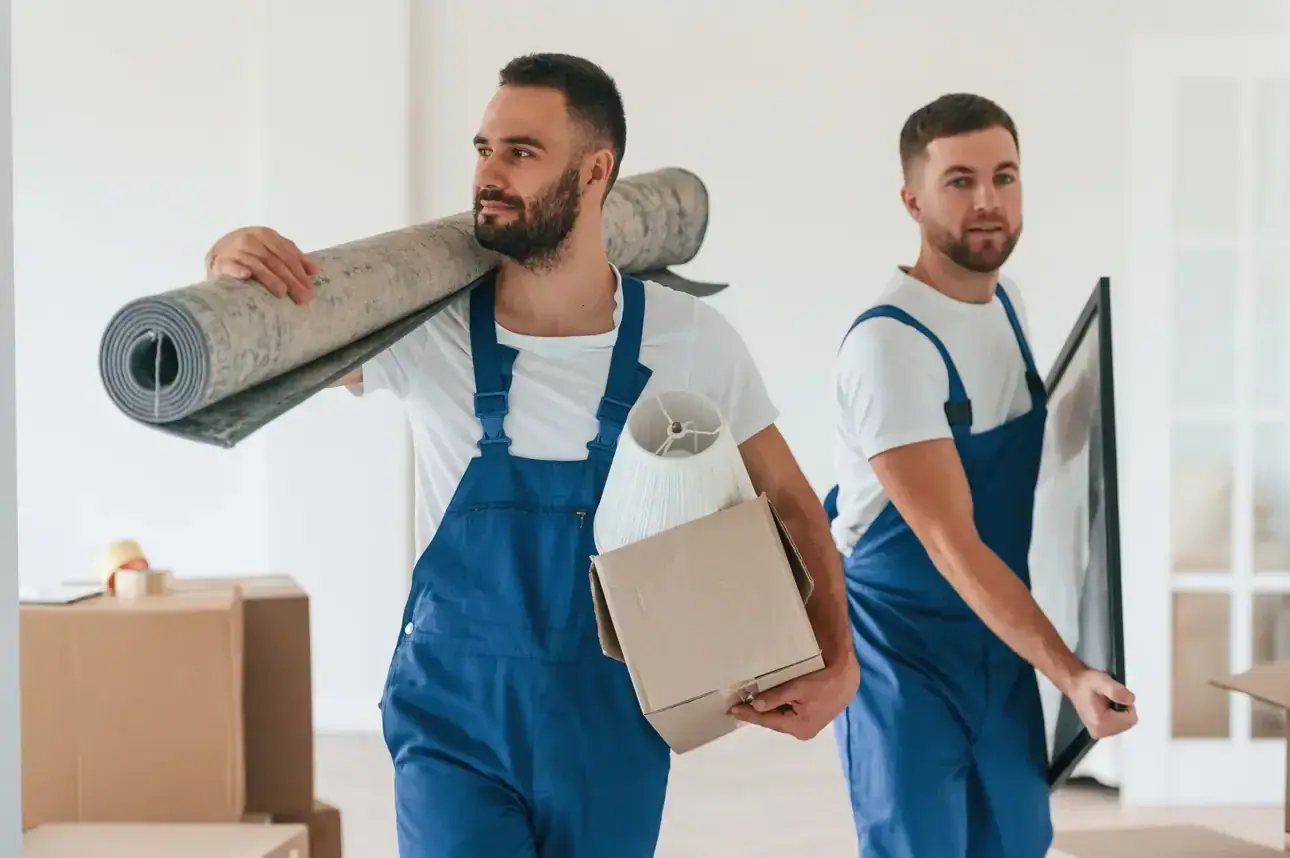 Möbelpacker von Umzug Schindl tragen Möbel aus einer Wohnung